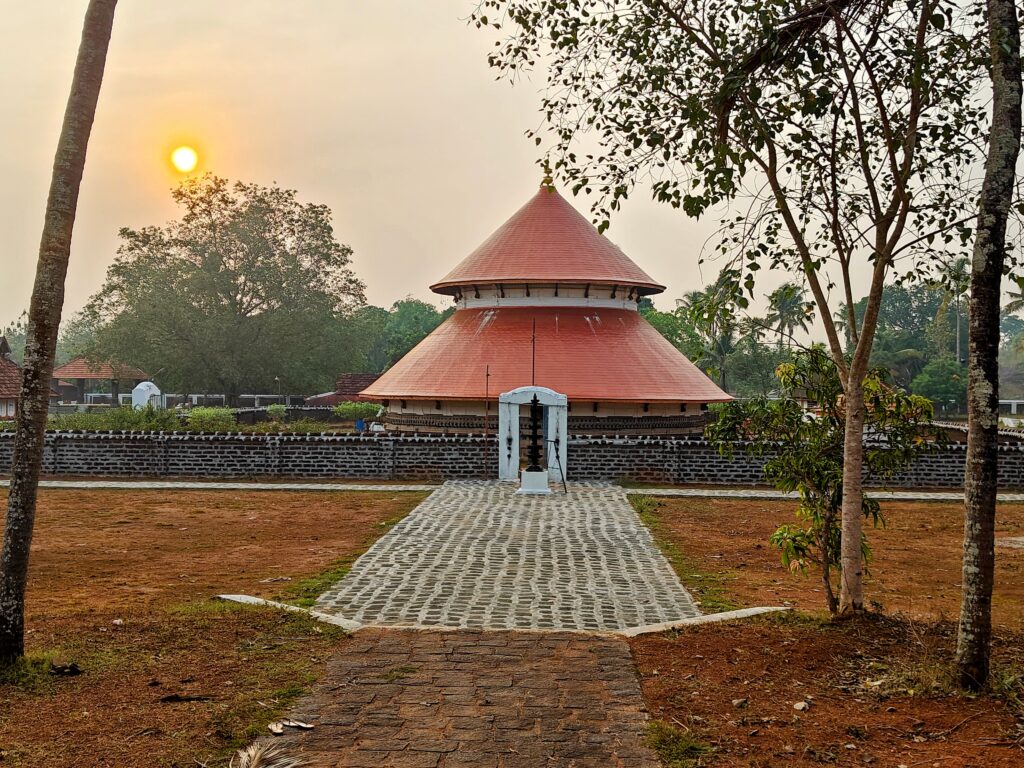 Iranikkulam Mahadeva Temple - View from outside